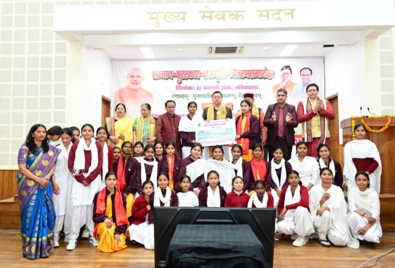 CM पुष्कर सिंह धामी ने मुख्य सेवक सदन में संस्कृत छात्र प्रतिभा सम्मान कार्यक्रम में लिया भाग