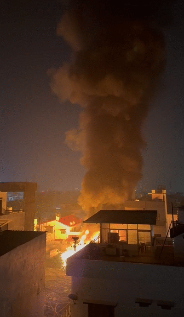 क्लेमेंटटाउन में टेंट हाउस के प्लॉट में भीषण आग, फायर ब्रिगेड की तत्परता से टला बड़ा हादसा