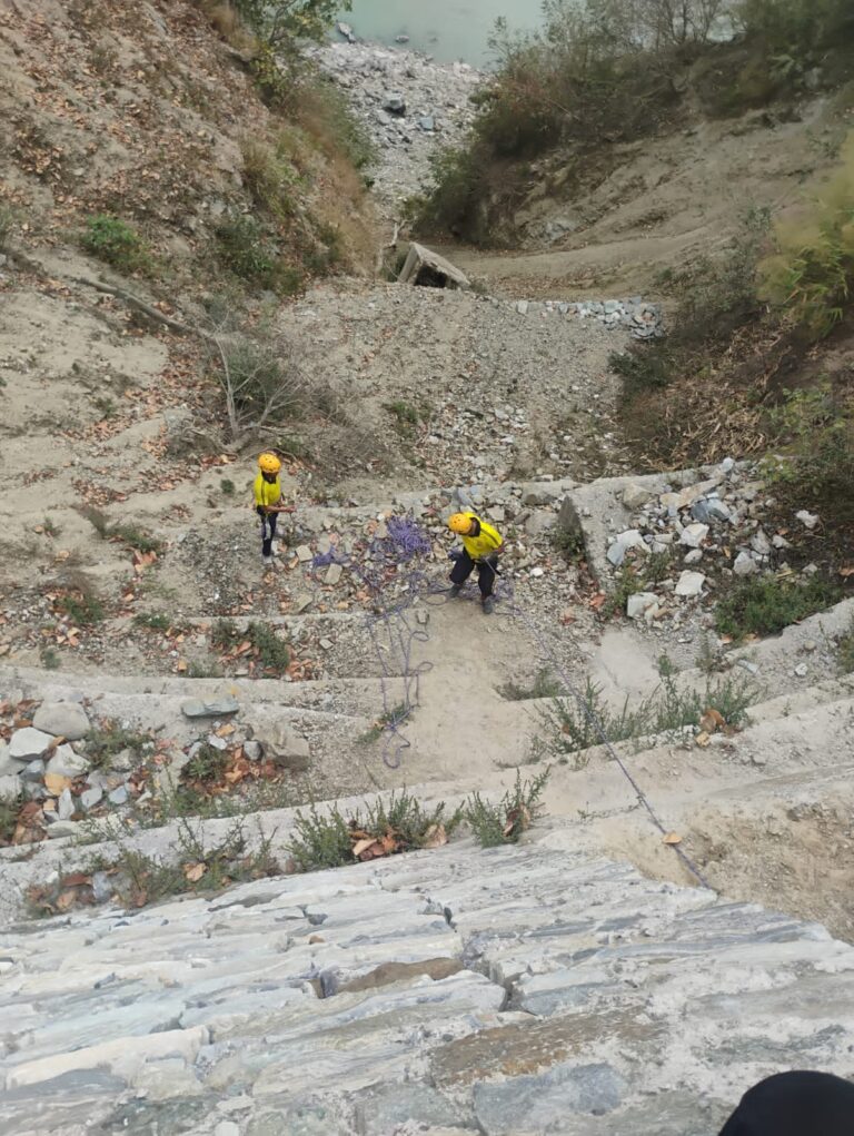 चंपावत: काली नदी किनारे 100 मीटर गहरी खाई से एसडीआरएफ ने अज्ञात शव किया बरामद