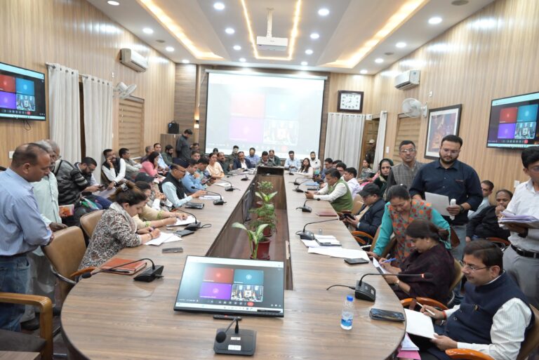 जनता दर्शन में उठे फर्जी जन्म प्रमाण पत्र और ठगी के मामले, एडीएम ने जांच के दिए निर्देश