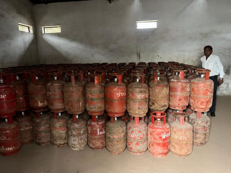 LPG आपूर्ति पर सख्ती: कालाबाजारी रोकने को क्यूआरटी टीमें सक्रिय, 15 हजार से अधिक उपभोक्ताओं को सिलेंडर वितरण