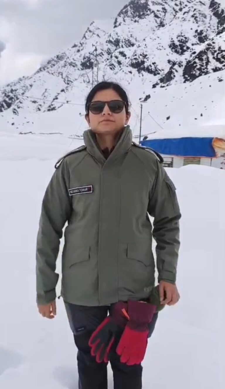 डीएम औऱ एसएसपी ने अफसरों के साथ 4 फीट बर्फ में चलकर परखीं केदारनाथ धाम की व्यस्थाएँ
