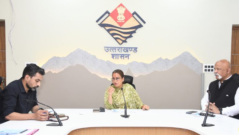 मंत्री से वार्ता के बाद धरना खत्म करने पर राजी हुए पीआरडी स्वयं सेवक