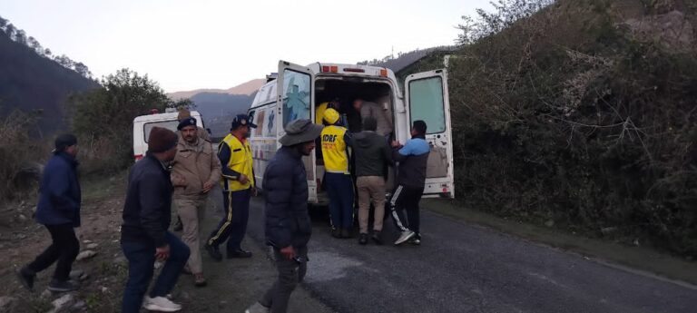 घुत्तू के पास तड़के हादसा, SDRF ने चलाया रेस्क्यू ऑपरेशन—एक व्यक्ति को सुरक्षित निकाला गया