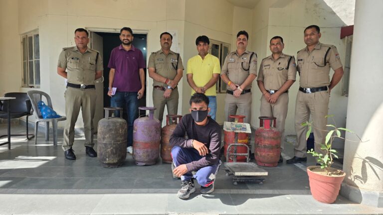 एलपीजी सिलेंडर कालाबाजारी व अवैध गैस रिफिलिंग पर जिला प्रशासन का सख्त एक्शन; प्राथमिकी दर्ज