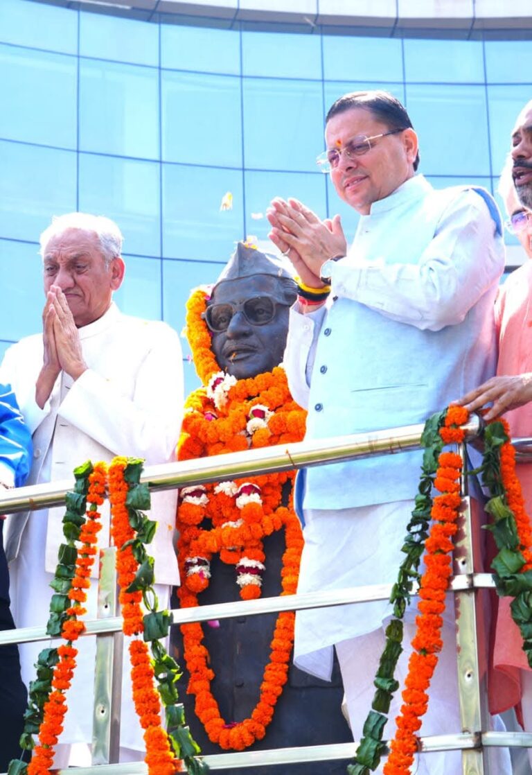 CM धामी ने हेमवती नंदन बहुगुणा की 107वीं जयंती पर दी श्रद्धांजलि, योगदान को किया