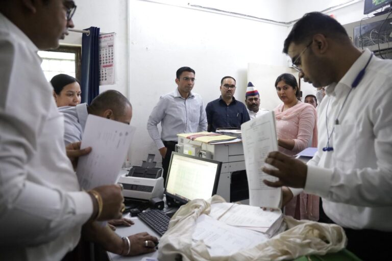 सब रजिस्टार कार्यालय विकासनगर में डीएम औचक निरीक्षण; पुराने विलेख पत्र रजिस्टर जब्त