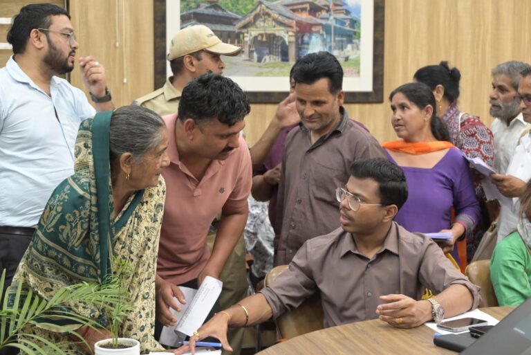 जनता दरबार में उमड़ी फरियादियों की भीड़, 201 शिकायतों पर प्रशासन ने की त्वरित सुनवाई