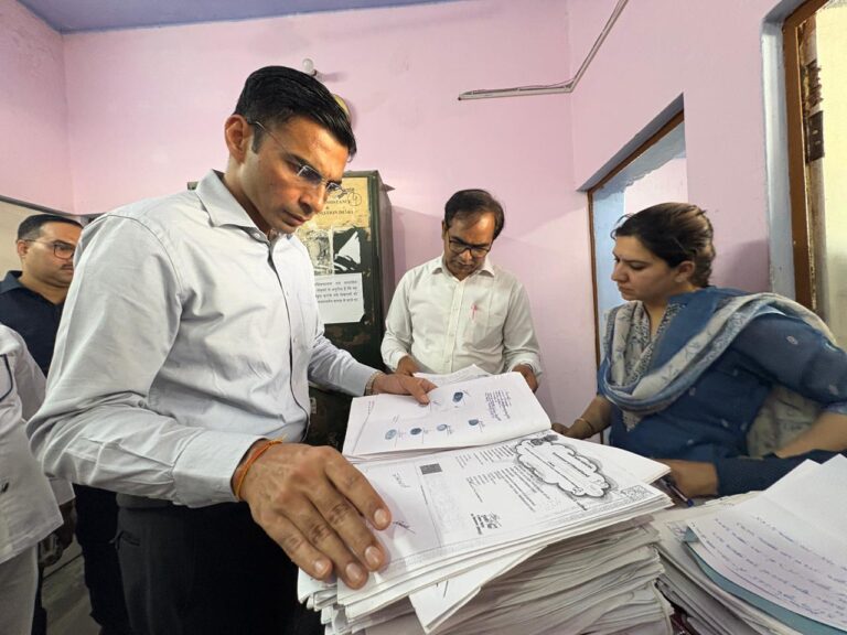सब-रजिस्ट्रार कार्यालय विकासनगर में डीएम का औचक निरीक्षण; गंभीर अनियमितताओं का बड़ा खुलासा